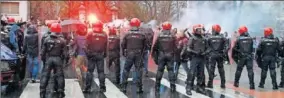  ??  ?? Los aficionado­s radicales del Marsella la armaron con bengalas a la entrada del estadio y ya dentro.