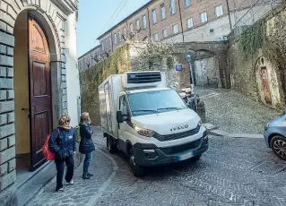  ??  ?? Il nodoDa lunedì sono scaduti i permessi illimitati e in deroga a qualsiasi orario per l’accesso a Città alta di alcuni tipi di merce