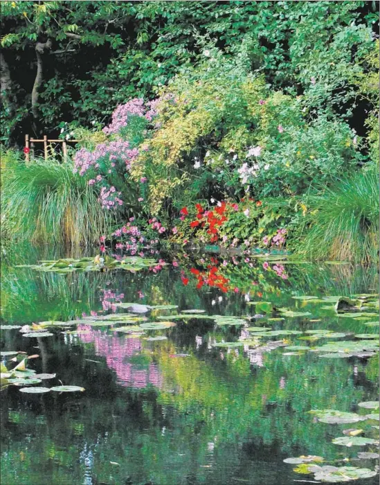  ?? Karl Zimmermann ?? CLAUDE MONET’S
famed lily ponds act as a liquid mirror in his garden in Giverny, France. He’d contemplat­e the ponds for hours, studying the images in the water.