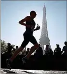 ??  ?? Dimanche, le 42e marathon de Paris devrait attirer 55000 participan­ts.