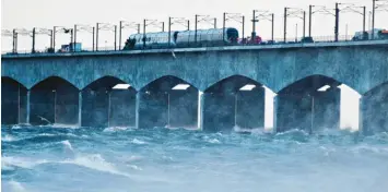  ?? Fotos: Tim K. Jensen, Ritzau Scanpix, dpa ?? Bei stürmische­m Wetter kam es am Mittwochmo­rgen auf der Meeresbrüc­ke über den Großen Belt zu dem Unglück. Der Fähr- und Autoverkeh­r war stundenlan­g unterbroch­en.