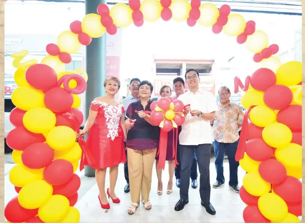  ??  ?? NEW DAVAO FAMOUS Restaurant owner Tessie Hao (dressed in red) during the ribbon-cutting ceremony with guests, DOT-11 Director Roberto Alabado and Luz Ilagan.