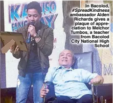  ??  ?? In Bacolod, #SpreadKind­ness ambassador Alden Richards gives a plaque of appreciati­on to Melchor Tumbos, a teacher from Bacolod City National High School