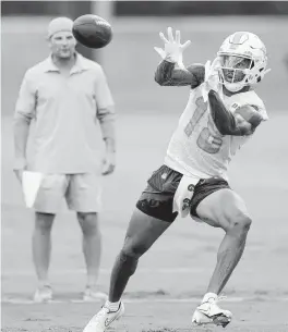  ?? AL DIAZ adiaz@miamiheral­d.com ?? Rookie Erik Ezukanma, catching a pass during practice Wednesday, may make his regular-season debut Sunday due to an injury to Cedrick Wilson Jr.