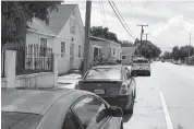  ?? CHARLES RABIN crabin@miamiheral­d.com ?? A Miami police car sits outside a Little River apartment where area residents believe some of their stolen goods might be after a string of home burglaries.