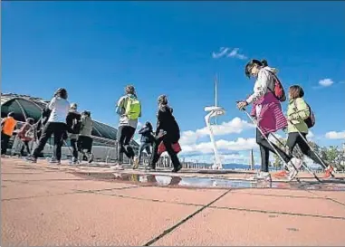  ?? MAITE CRUZ ?? Participan­tes de la caminata solidaria recorren la anilla olímpica de Montjuïc