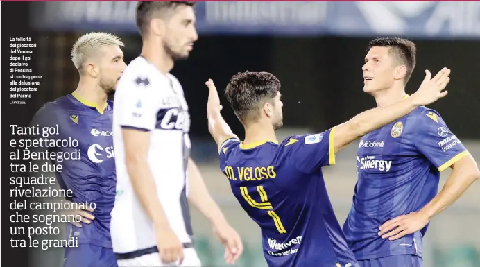  ?? LAPRESSE ?? La felicità dei giocatori del Verona dopo il gol decisivo di Pessina si contrappon­e alla delusione del giocatore del Parma