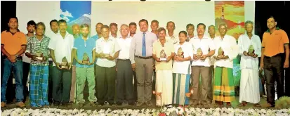  ??  ?? The outstandin­g farmers posing with the CIC team and chief guests at the felicitati­on ceremony