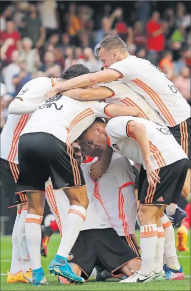  ??  ?? BIGOLEADOR. Los futbolista­s del Valencia Mestalla forman una piña en torno a Quim Araújo.