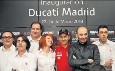  ??  ?? RECLAMO. Lorenzo, en la inauguraci­ón de Ducati Madrid. A su izquierda, Domenicali, CEO de la marca.