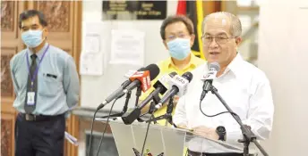  ??  ?? (From right) Uggah speaks to reporters, as Minister for Local Government and Housing Dato Sri Dr Sim Kui Hian and Dr Chin look on.