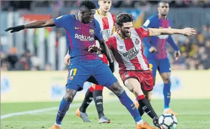  ?? FOTO: PEP MORATA ?? Carles Planas pugna con el azulgrana Dembélé en un derbi catalán de la pasada temporada disputado en el Camp Nou