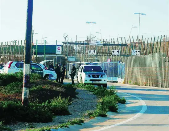  ?? ?? EFE
Inmigrante­s ilegales en la zona fronteriza de Melilla