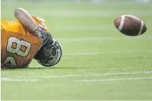  ?? DARRYL DYCK/THE CANADIAN PRESS ?? The Lions’ Emmanuel Arceneaux fails to make the reception during a game against the Alouettes on Aug. 20.