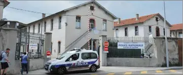  ?? (Photo archive Michaël Alési) ?? Hier, le cortège des mariés est passé devant la caserne Auvare. Un individu a lancé un fumigène dans l’enceinte de la caserne.