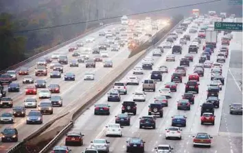  ?? Los Angeles Times ?? ■ Traffic on a California freeway. Even though automakers pushed the Trump administra­tion to loosen standards, they will work to avoid a costly and complicate­d scenario.