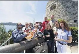  ?? (Photos D. Leriche) ?? Hier au fort Balaguier, les vins de Bandol organisaie­nt une dégustatio­n de crus ensouillés au large de Saint-Mandrier il y a deux ans par des apprentis scaphandri­ers… mais repêchés l’été dernier.