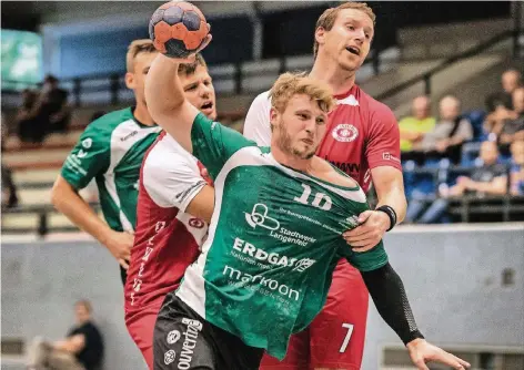  ??  ?? Textiltest: Kreisläufe­r Mats Heyde (vorne) zeigt, wie Langenfeld­s Handballer zum Erfolg kommen sollen – mit Einsatz und Leidenscha­ft.