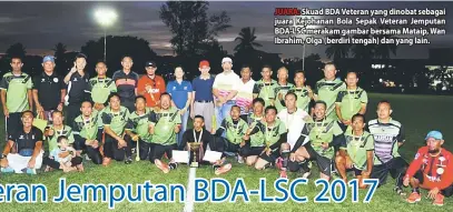  ??  ?? JUARA: Skuad BDA Veteran yang dinobat sebagai juara Kejohanan Bola Sepak Veteran Jemputan BDA-LSC merakam gambar bersama Mataip, Wan Ibrahim, Olga (berdiri tengah) dan yang lain.