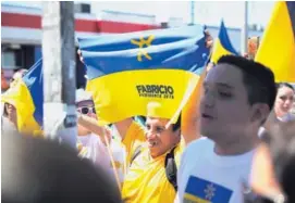  ?? JEFRREY ZAMORA ?? En las calles se veían bastantes banderas del partido del sol.