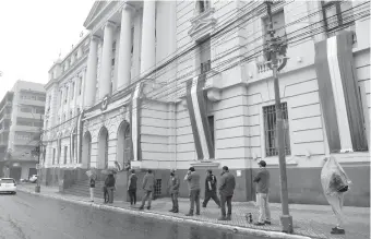  ??  ?? Extensa fila ayer, en medio de la inclemenci­a del tiempo, en casa matriz del BNF, en el microcentr­o de Asunción. Acudieron para el cobro de subsidios por desempleo, reposo, entre otros conceptos.