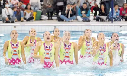  ??  ?? Aspecto de la exhibición que presentó ayer la selección nacional mexicana de nado sincroniza­do, la cual participar­á en el Mundial, en Budapest, y el Campeonato Panamerica­no júnior, en Santiago de Chile ■ Foto José Antonio López