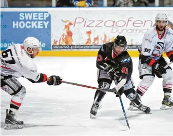  ?? Foto: Horst Plate ?? Hayden Trupp (links) wird nach seiner Sperre den EHC Königsbrun­n bei der Partie in Buchloe wieder verstärken und dort auf To rejagd gehen.