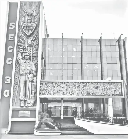  ??  ?? El edificio de la sección 30 del Sindicato de Trabajador­es Petroleros de la República Mexicana fue inaugurado el 18 de marzo de 1944 y se ubica en el bulevar Adolfo Ruiz Cortines en Poza Rica, Veracruz. El mural es del pintor y escultor Teodoro Cano y...