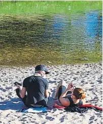  ?? (RAMIRO PEREYRA) ?? Costanera. Descanso a la vera del río.