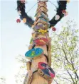  ?? FOTO: TANJA BOSCH ?? So schön sah der Siegermaib­aum 2018 aus. Die städtische Kindertage­sstätte in der Wielandstr­aße hat gewonnen.