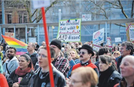  ?? FOTO: BECKERBRED­EL/IMAGO ?? Eine Demonstrat­ion gegen die AfD vergangene­n Sonntag in Saarbrücke­n. Aber mit gut gemeinten Demonstrat­ionen ist es nicht getan. „Wer Populismus bekämpfen will, muss die wirtschaft­lichen Probleme des Landes lösen“, sagt Ifo-Experte Florian Dorn.