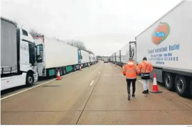  ?? M.G. ?? Interminab­le fila de camiones esperan en la frontera para pasar a Francia.
