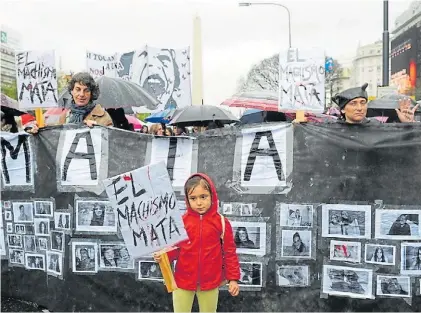  ?? MARIO QUINTEROS ?? Por la vida. Una nena encabeza una marcha contra la violencia de género, el año pasado.