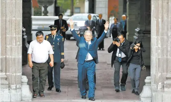  ?? HÉCTOR TÉLLEZ ?? El próximo mandatario federal saludó a sus simpatizan­tes a su arribo a Palacio Nacional.