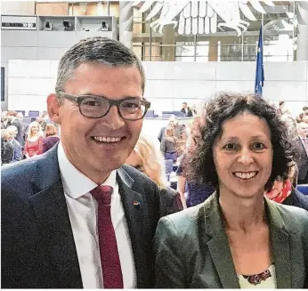  ?? Foto: Archiv ?? Roderich Kiesewette­r und Margit Stumpp im Plenarsaal des Bundestags kurz nach der Bundestags­wahl 2017.