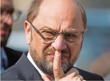  ??  ?? Endstation NRW? Für Kanzlerkan­didat Martin Schulz steht an diesem Sonntag viel auf dem Spiel. Scheitert Ministerpr­äsidentin Hannelore Kraft in der SPD-Hochburg, könnte auch das Schicksal von Schulz besiegelt sein.