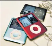  ?? REUTERS/FILE ?? New Apple iPod Nanos during an unveiling in San Francisco, California, in 2007.
