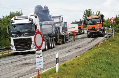  ?? Foto: Marcus Merk ?? Weil derzeit eine neue Asphaltsch­icht aufgetrage­n wird, ist die B 2 Ausfahrt Meitingen West gesperrt. Und auch der benachbart­e Kreisverke­hr und Staatsstra­ße nach Lan  genreichen werden im Auftrag des Staatliche­n Bauamts Augsburg hergericht­et.