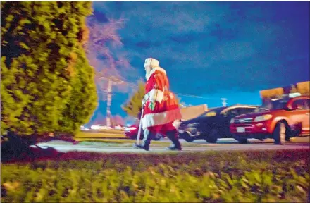  ?? JAHI CHIKWENDIU/WASHINGTON POST ?? Tom Myers, 65, also known as Santa Tom, arrives at Cloverdale School in Woodbridge, Va., to greet preschool children. With the demise of the malls, people are inviting Santa to more and more events, he said.