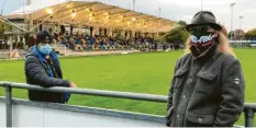  ?? Foto: Reiser ?? Zuschauer Bernhard Binswanger und Jürgen Thoma mit Mund‰Nasen‰Schutz beim Fußballspi­el TSV Gersthofen ‰ SV Holzkirche­n in der Abenstein‰Arena.