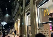  ??  ?? Il luogo Le vetrine della sede del Mc Donald’s che si affacciano nella Galleria Umberto I di Napoli