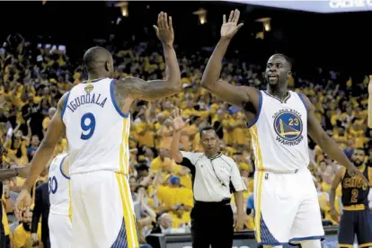  ??  ?? Draymond Green (23) celebraba con Andre Iguodala