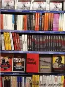  ??  ?? Die polnische kritische Ausgabe von "Mein Kampf" zwischen anderen Titeln in einer Warschauer Buchhandlu­ng