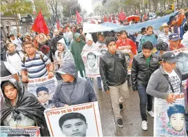  ??  ?? Los familiares marcharon ayer en Ciudad de México.