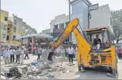  ?? SANCHIT KHANNA/HT ?? MCD officials demolish encroachme­nts during an antiencroa­chment drive at Nizamuddin Railway Station on Monday.