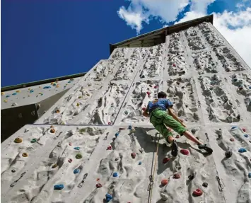  ?? Symbolfoto: Ralf Lienert ?? Trainieren unter freiem Himmel: An einem künstliche­n Klettertur­m, wie hier in Kempten, können sich Sportler auf das Gebirge vorbereite­n. In Illertisse­n könnte eine ähnliche Anlage entstehen.