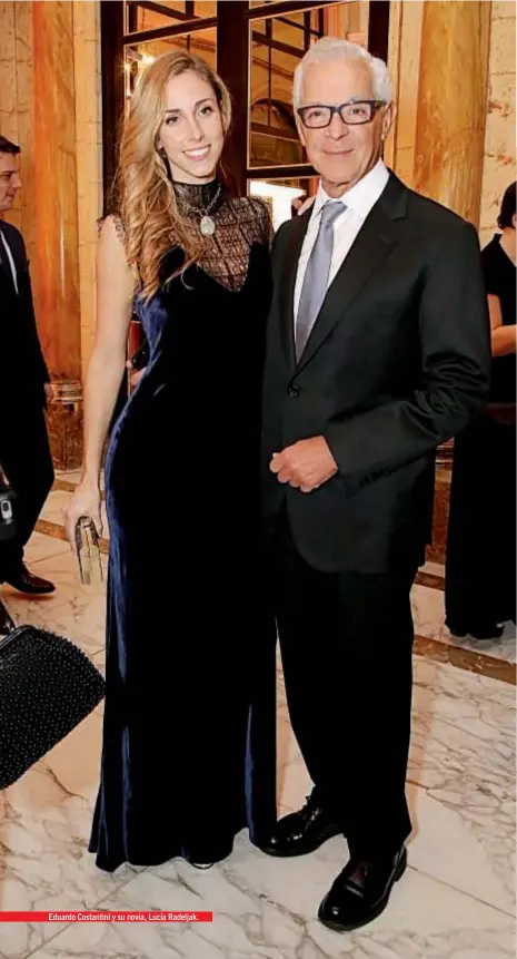  ??  ?? Eduardo Costantini y su novia, Lucía Radeljak. Con una recaudació­n récord de $4.800.000, la fundación tiene 200 sedes en todas las provincias. Mirtha Legrand compartió la mesa principal junto a la presidente de la entidad, Bettina Bulgheroni, quien le...