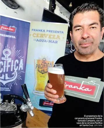  ?? (EFE/SIPA) ?? El propietari­o de la cervecería artesanal Franka, Gonzalo Campero, con un vaso de la cerveza Pacífica en Santa Cruz.