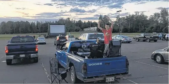  ?? CONTRIBUTE­D ?? Movie-goers enjoy a night at Dash’s Drive-In in Montague on July 4.