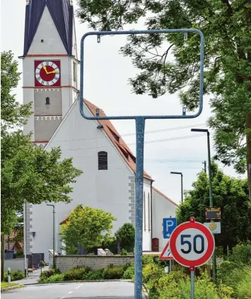  ?? Foto: Uwe Bolten ?? Seit Kurzem weist ein Verkehrsze­ichen an Stelle des Ortschilde­s auf die zulässige Geschwindi­gkeit in Graben hin. Das Ortsein gangsschil­d ist verschwund­en.